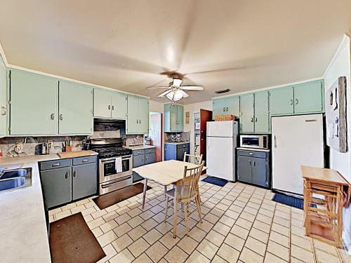 Fulton Beach Four-bedroom House Home