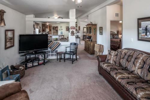 M Top Ranch - Three Bedroom Cabin
