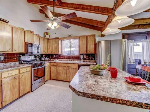 Foxfire Haven, 3 Bedrooms, Hot Tub, Pool Table, Ping Pong, Wifi, Sleeps 8