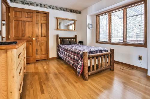Pickerel Point Executive Home - Hiller Vacation Homes