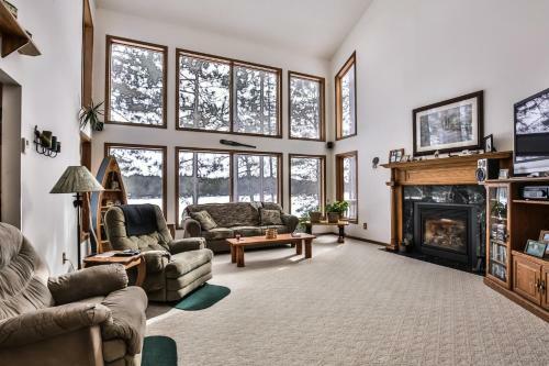Pickerel Point Executive Home - Hiller Vacation Homes