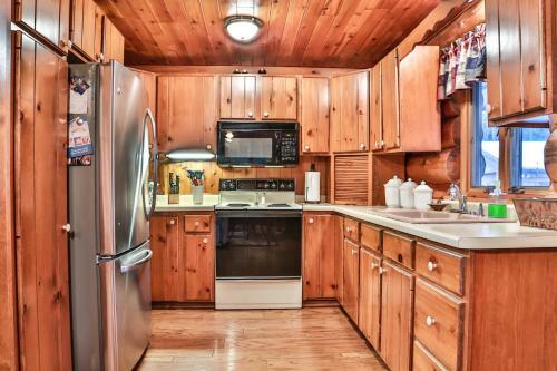 Bear Cave & Cubs Den - Hiller Vacation Homes