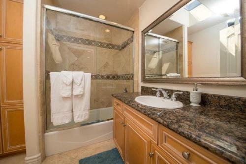 Immaculate Triplex Home Steps To Windansea Beach!