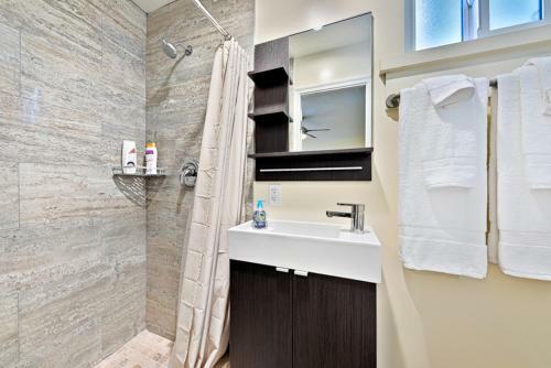 #551- Windansea Getaway Four-bedroom Holiday Home