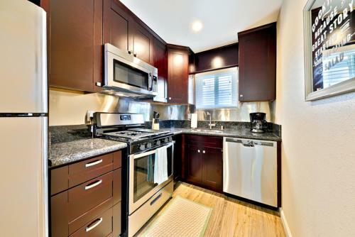 #551- Windansea Getaway Four-bedroom Holiday Home