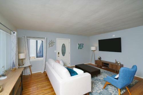 Three-bedroom, Three-bath Apt In Pacific Beach