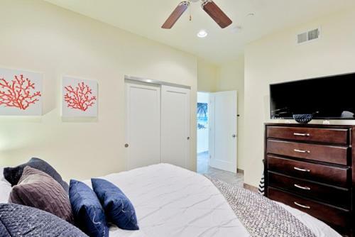 #714a - Mission Sands (upstairs) Three-bedroom Apartment