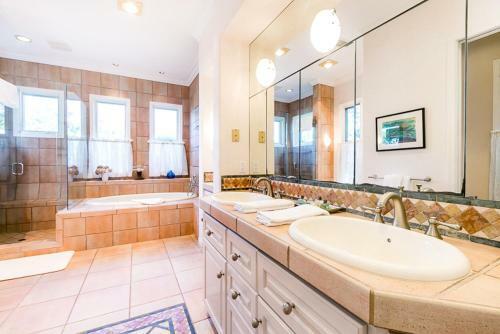 #2312 - Playa La Jolla Four-bedroom Holiday Home