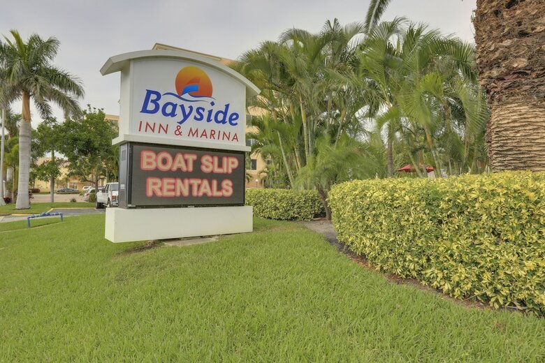 Hotel The Bayside Inn & Marina