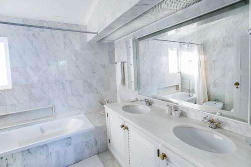Vale Do Lobo Villa Sleeps 8 Pool Air Con T480260