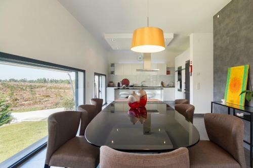 Pool Villa Retreat In Sesimbra