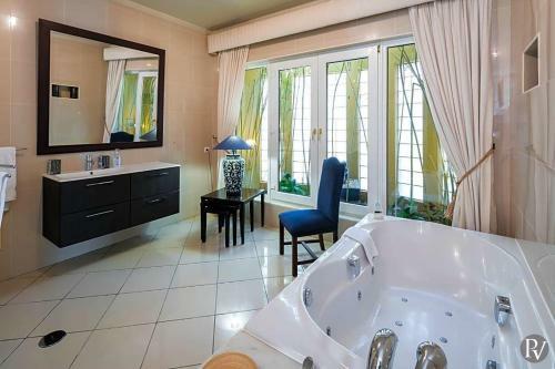 Alvor Villa Sleeps 12 Pool Air Con Wifi