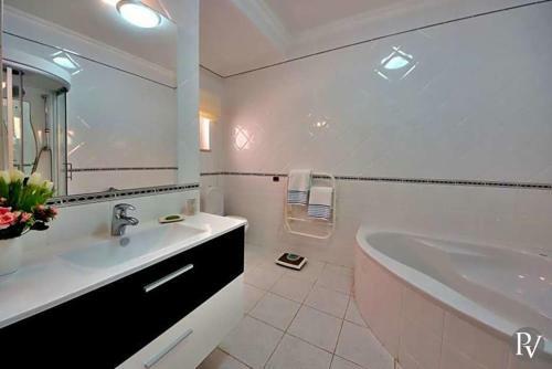Alvor Villa Sleeps 8 Pool Air Con Wifi