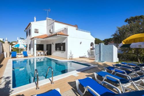 Spacious 4 Bedroom Villa Located In Its Own Grounds, With Private Pool And Bbq..
