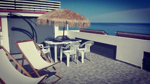 Beachfront Apartment In Praia Da Salema
