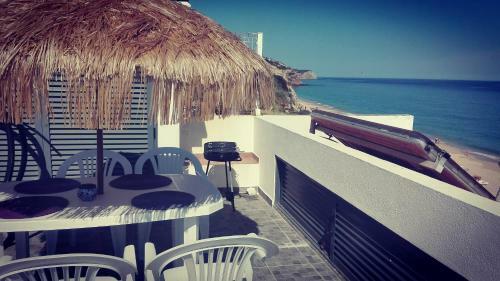 Beachfront Apartment In Praia Da Salema