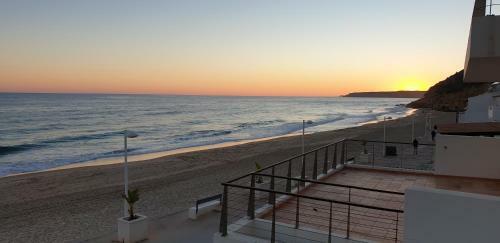 Beachfront Apartment In Praia Da Salema