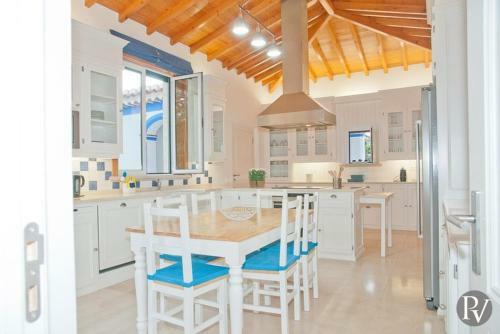 Olhos De Agua Villa Sleeps 10 Pool Air Con Wifi