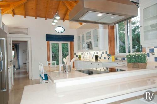 Olhos De Agua Villa Sleeps 10 Pool Air Con Wifi