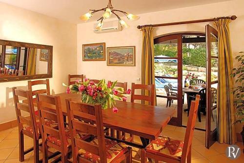 Olhos De Agua Villa Sleeps 8 Pool Air Con T433420
