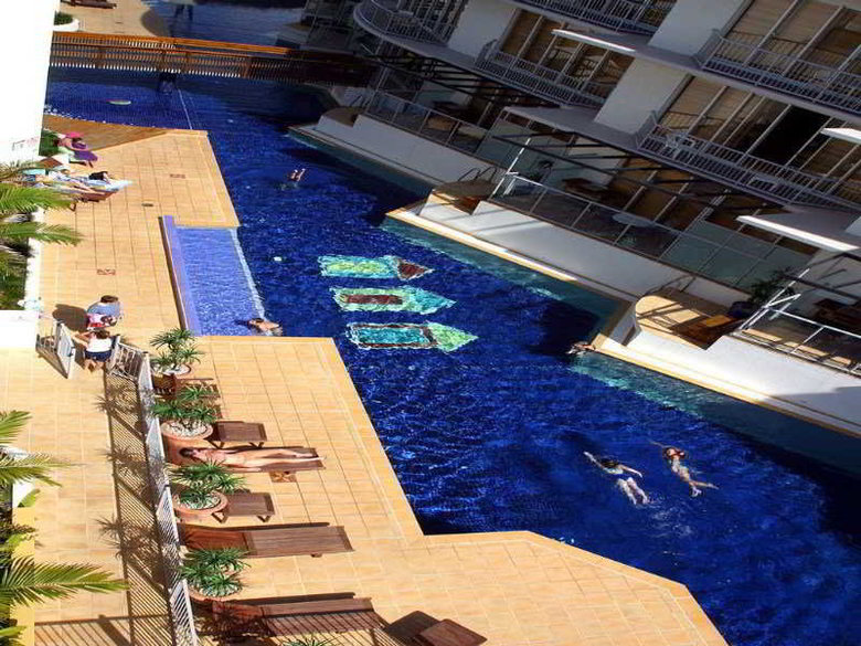 Hotel Rolling Surf Resort