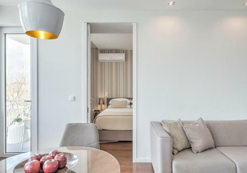 Bo - Julio Dinis * Apartments