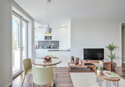 Bo - Julio Dinis * Apartments