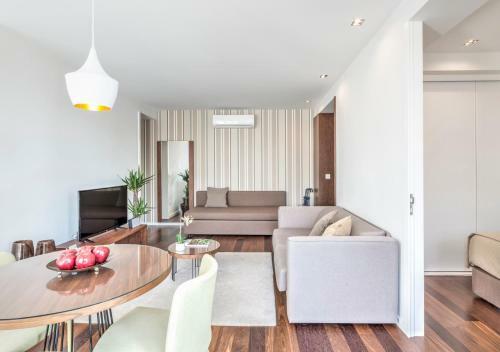 Bo - Julio Dinis * Apartments