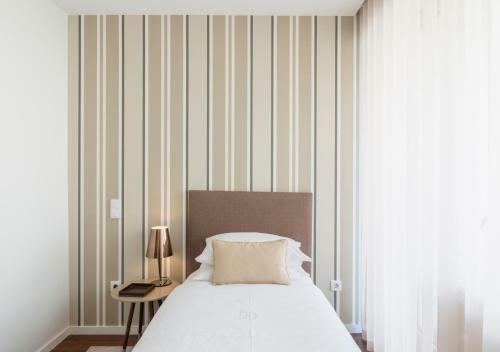 Bo - Julio Dinis * Apartments