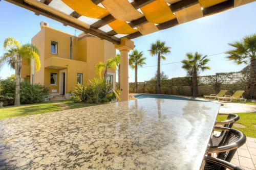 Guia Villa Sleeps 8 Pool Air Con Wifi