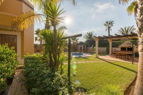Guia Villa Sleeps 8 Pool Air Con Wifi