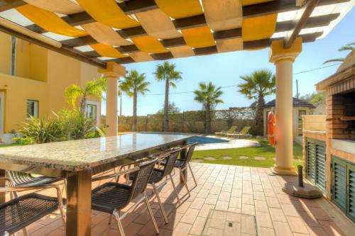 Guia Villa Sleeps 8 Pool Air Con Wifi
