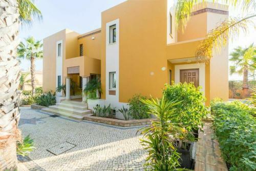 Guia Villa Sleeps 8 Pool Air Con Wifi