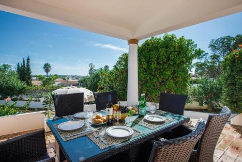 Guia Villa Sleeps 6 Pool Wifi
