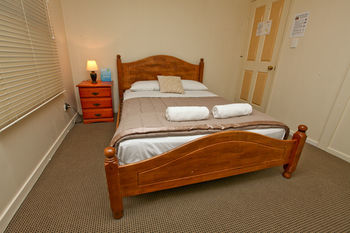Hotel Bowen Terrace Accommodation - Hostel