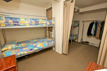Hotel Bowen Terrace Accommodation - Hostel