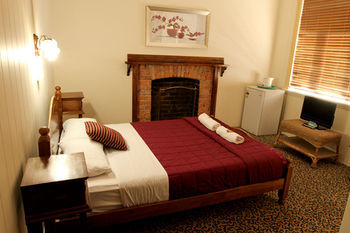 Hotel Bowen Terrace Accommodation - Hostel