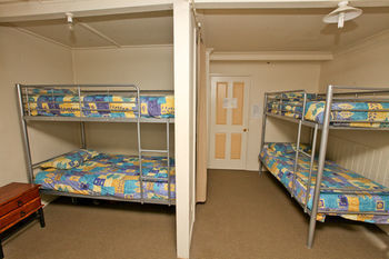 Hotel Bowen Terrace Accommodation - Hostel