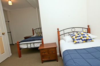Hotel Bowen Terrace Accommodation - Hostel