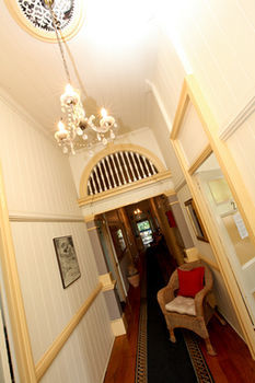 Hotel Bowen Terrace Accommodation - Hostel