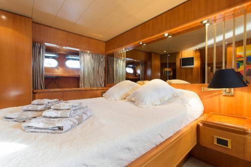 My Ang�lisa The Yacht