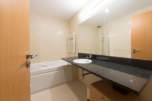 Lovelystay - Oporto Beach Apartment