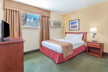 Super 8 Campbellton Hotel