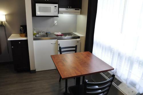 Hotel Moonlight Inn & Suites