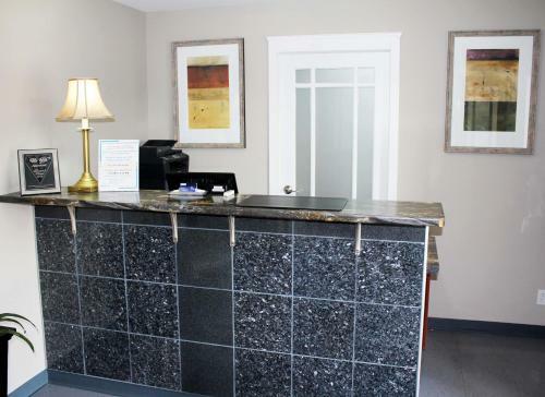 Hotel Moonlight Inn & Suites
