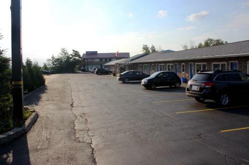 Hotel Moonlight Inn & Suites