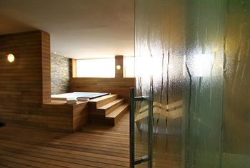 Lagaya Apartments & Spa