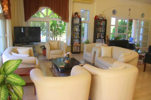 Hotel Bare Hills Guest Rooms