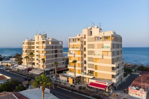 Lazuli Beachfront Apartment 144