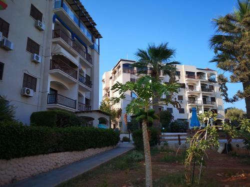 Super 2 Bed Apartment Opposite The Beach